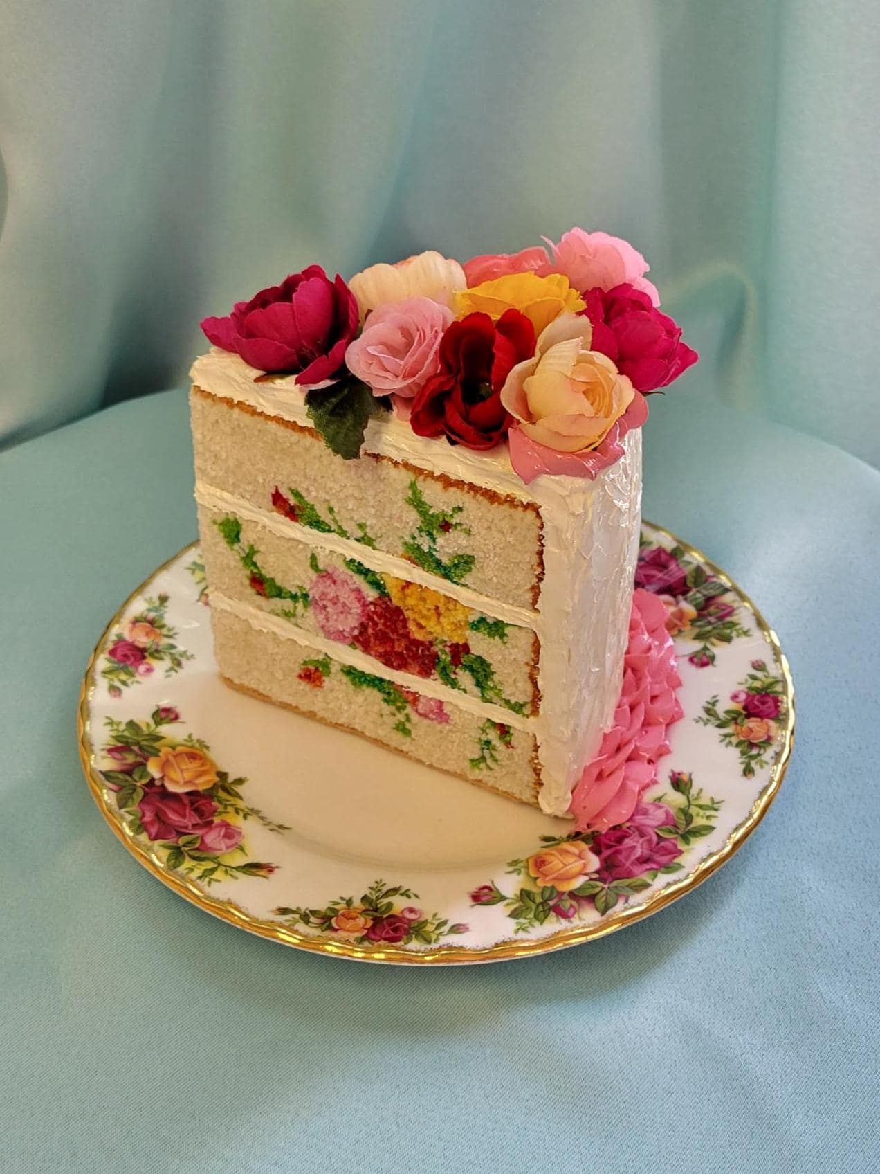 Roses embroidered cake sculpture