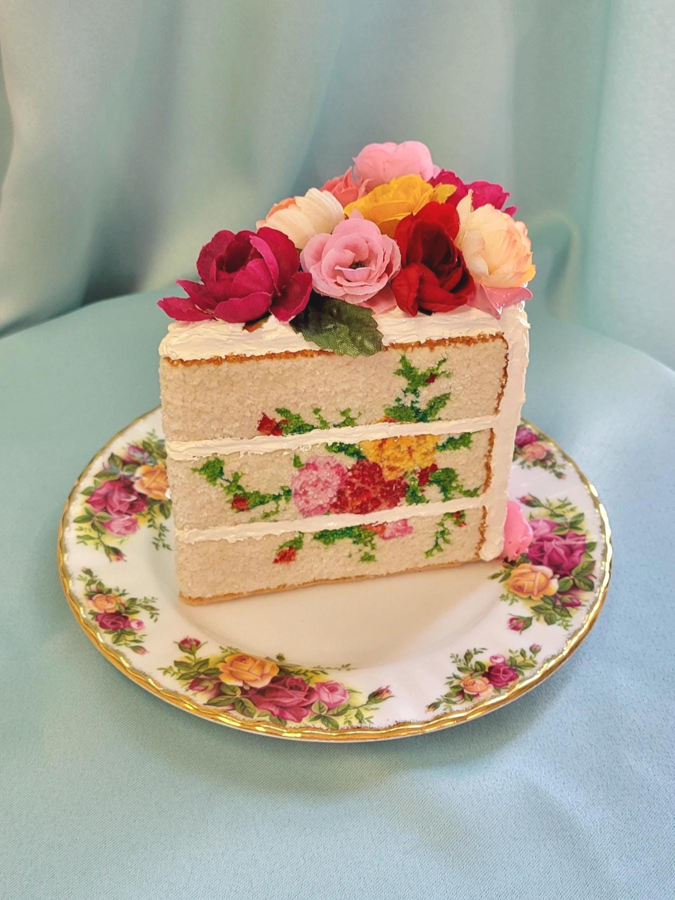Roses embroidered cake sculpture