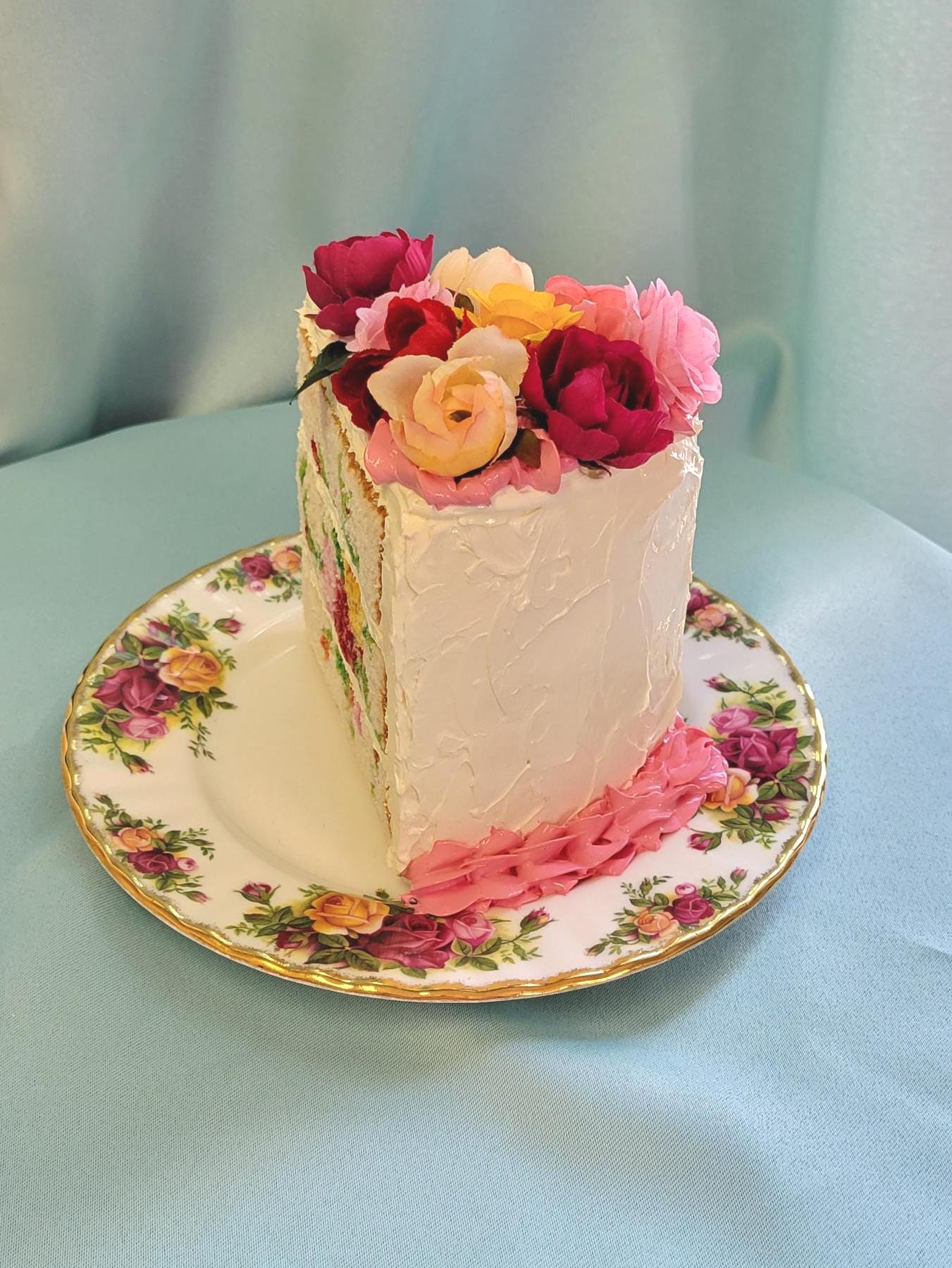 Roses embroidered cake sculpture